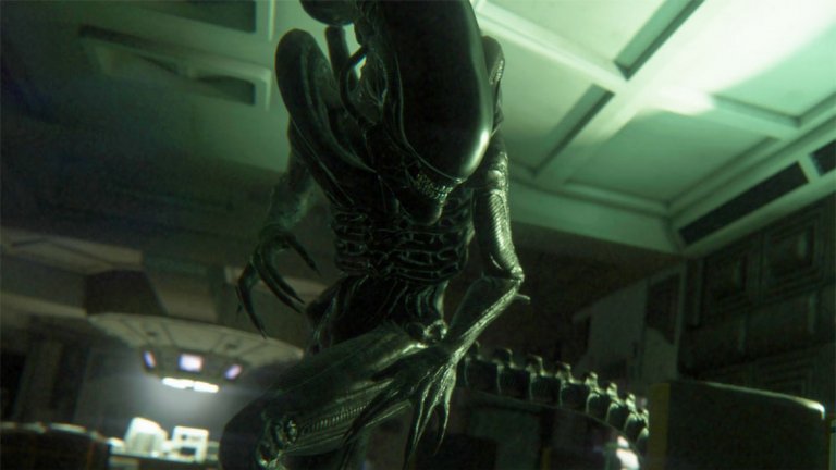 Alien: Isolation (PC, PS3, Xbox 360)
След гръмовния провал на Aliens: Colonial Marines, едно гейм студио, известно със своята поредица стратегии Total War, подхвърля на SEGA идеята за хорър игра по първия филм от култовата фантастика „Пришълеца”. Идеята се харесва толкова много, че Creative Assembly получават зелена светлина за проекта, както и пълен достъп до декорите и архивите от снимките на филма. Следва година разработка, като през цялото време идеята е да се пресъздаде атмосферата на „Пришълеца”. Цялата технология в играта е или директно извадена от филма, или е базирана на декорите. Мониторите в играта са предимно монохромни, могат да изобразяват само елементарни 3D вектори, а за да са максимално автентични, видео съобщенията са записвани на видеокасети, лентите са намачквани и после дигитализирани. 
Вие сте в ролята на Аманда, дъщеря на главната героиня от филма Елън Рипли, и получавате вест, че орбиталната станция „Севастопол“ се е сдобила с черната кутия на кораба „Ностромо“. За Аманда това е напълно достатъчно, за да се отправи заедно с още двама души от екипажа на кораба, на който работи, на мисия към „Севастопол“. Както често става в сървайвъл хорър игрите, нещо при трансфера се обърква жестоко и нашата героиня се озовава напълно сама на полуизоставената станция. Без комуникация, без инструменти, оръжие или дори фенерче, Аманда поема на изследователска обиколка из „Севастопол“. 
Геймплеят се развива от първо лице и се изразява в изследване на тъмните коридори на базата. Ще разбивате компютърни терминали, ще хаквате заключени врати и асансьори, ще търсите ключови карти и ще се промъквате покрай дебнещите ви хора, андроиди и други потенциални опасности. И всичко това, докато нейде в мрака се спотайва самият Пришълец, решен да си играе на котка и мишка с вас...