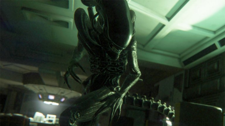 Alien: Isolation (PC, PS3, Xbox 360)

След гръмовния провал на Aliens: Colonial Marines, едно гейм студио, известно със своята поредица стратегии Total War, подхвърля на SEGA идеята за хорър игра по първия филм от култовата фантастика „Пришълеца”. Идеята се харесва толкова много, че Creative Assembly получават зелена светлина за проекта, както и пълен достъп до декорите и архивите от снимките на филма. Следва година разработка, като през цялото време идеята е да се пресъздаде атмосферата на „Пришълеца”. Цялата технология в играта е или директно извадена от филма, или е базирана на декорите. Мониторите в играта са предимно монохромни, могат да изобразяват само елементарни 3D вектори, а за да са максимално автентични, видео съобщенията са записвани на видеокасети, лентите са намачквани и после дигитализирани. 

Вие сте в ролята на Аманда, дъщеря на главната героиня от филма Елън Рипли, и получавате вест, че орбиталната станция „Севастопол“ се е сдобила с черната кутия на кораба „Ностромо“. За Аманда това е напълно достатъчно, за да се отправи заедно с още двама души от екипажа на кораба, на който работи, на мисия към „Севастопол“. Както често става в сървайвъл хорър игрите, нещо при трансфера се обърква жестоко и нашата героиня се озовава напълно сама на полуизоставената станция. Без комуникация, без инструменти, оръжие или дори фенерче, Аманда поема на изследователска обиколка из „Севастопол“. 

Геймплеят се развива от първо лице и се изразява в изследване на тъмните коридори на базата. Ще разбивате компютърни терминали, ще хаквате заключени врати и асансьори, ще търсите ключови карти и ще се промъквате покрай дебнещите ви хора, андроиди и други потенциални опасности. И всичко това, докато нейде в мрака се спотайва самият Пришълец, решен да си играе на котка и мишка с вас...
