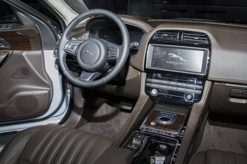 Премиум системата InControl Touch Pro е базирана на 10,2-инчов сензорен екран с мощен четириядрен процесор и твърдотелен диск и работи с ултра-бърз Ethernet