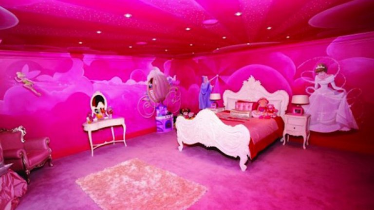 7. Стивън Айрлънд - Простено ви е, ако сметнете, че халфът на Стоук не си е много на мястото в тази компания... Но ще сбъркате. Айрлънд държи да покаже как живее "другата половина от обществото" и е далеч напред в екстравагантността. Той плати 260 000 лири за бяло Бентли, което подари на жена си. Тя кара и розов Рейндж Ровър. Не е ясно дали самият Стивън обича розовото, но стаята на дъщеря му е изцяло в този цвят.