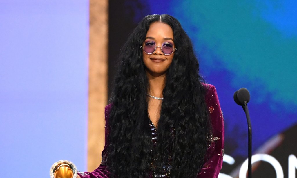 23-годишната певица H.E.R. взе отличието за "песен на годината" за парчето си  "I Can't Breathe", посветено отново на борбата на чернокожите американци за равноправие и срещу расово преднамереното насилие от страна на полицията.