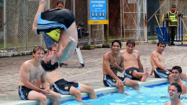 Меси прави салто в басейна с националния на Аржентина по време на световното до 20 години през 2005-а. На турнира Лео става шампион, голмайстор и най-добър играч. В Аржентина за първи път се появяват сравнения с Марадона.