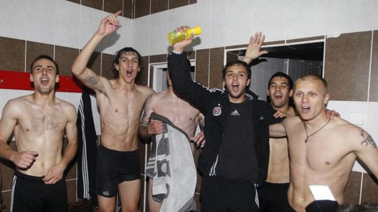 Играчите на Партизан куфеят в съблекалнята, след като заслужиха четвърта поредна титла на Сърбия