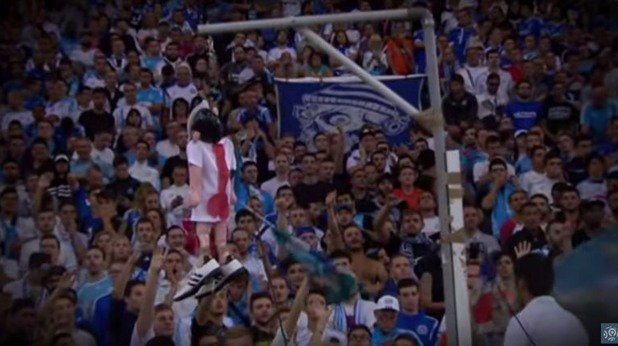 Кукла на Валбуена бе обесена на трибуните. Плакат: "Един марсилец играе само за Олимпик, а ти си предател", посрещна Матио на загрявката.