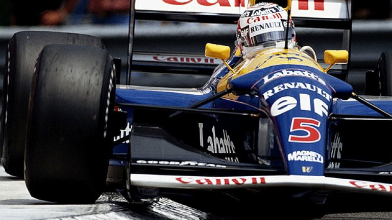 Williams FW14B от 1992 година
Компютърните системи се появяват във Формула 1 с първата примитивна версия на тракшън контрола, като това става през 80-те години. През 1992 обаче, благодарение на компютрите на борда и в бокса, FW14B е недостижим за съперниците си. Колата има активно окачване, програмирано за всяка писта, както и перфектна система за тракшън контрол. Найджъл Менсъл печели квалификациите с огромна преднина и на практика си осигурява титлата с пет победи в първите пет старта. Това поставя началото на дебата за „електронните помощници на пилотите”, който продължава и днес.