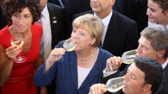 Германският канцлер Ангела Меркел и италианският премиер Матео Ренци на дегустация на вино. Европа пие, пуши и яде твърде много. И все пак средният европеец става все по-здрав.