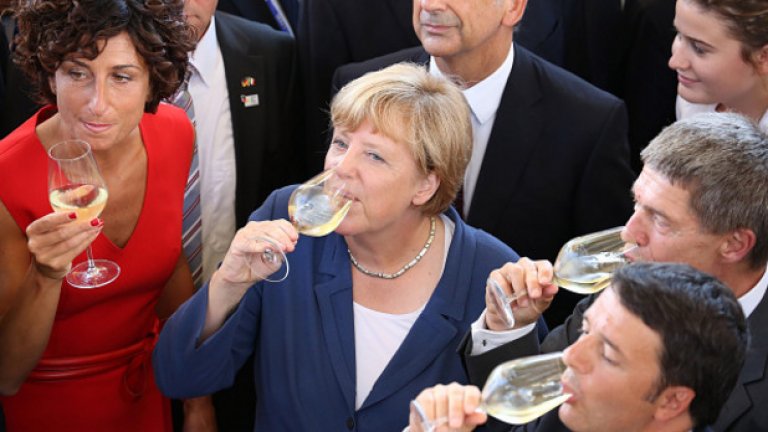 Германският канцлер Ангела Меркел и италианският премиер Матео Ренци на дегустация на вино. Европа пие, пуши и яде твърде много. И все пак средният европеец става все по-здрав.