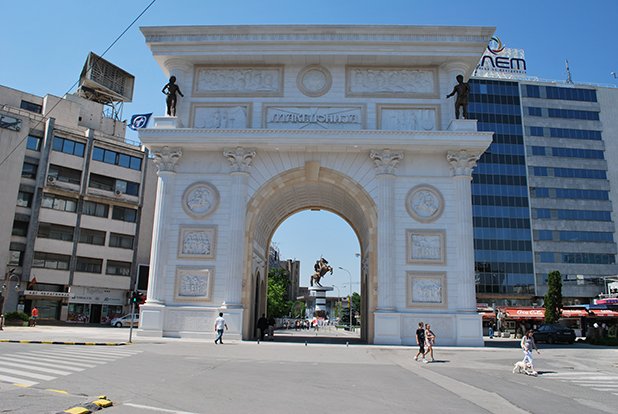 Дълго време забравено кътче от Европа, бившата Югославска република започна да работи усърдно след 2010-та година по строежа на огромни правителствени и национални сгради, както и по изработката и поставянето на стотици статуи в центъра на столицата