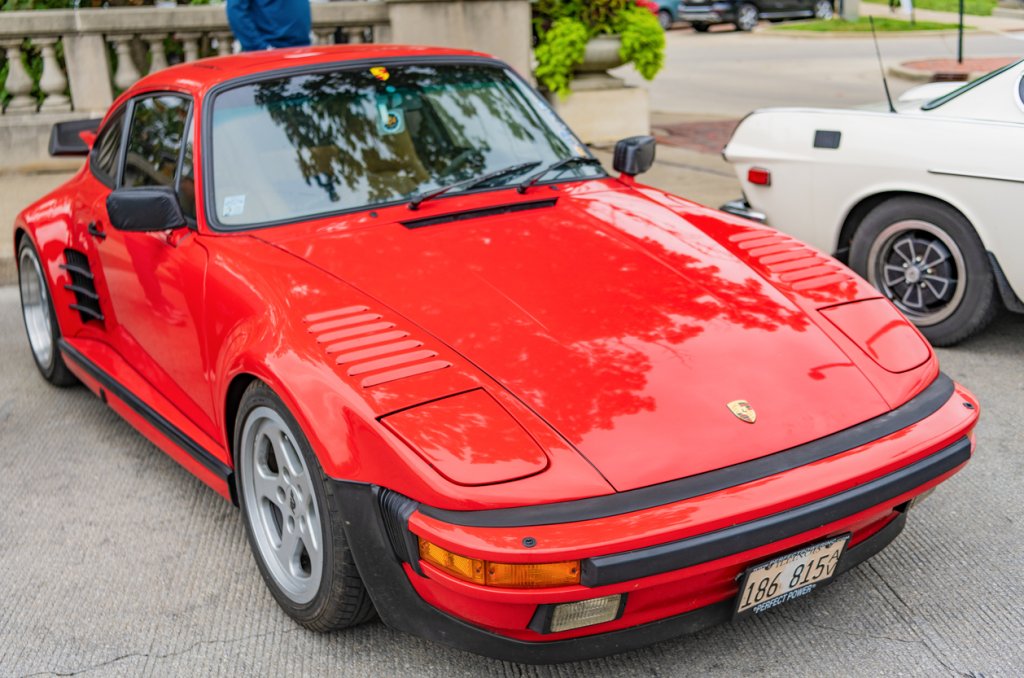  "Widowmaker" - Porsche 930 Turbo 

Прякорът Widowmaker предполага, че ще умрете, шофирайки тази кола, и ще оставите жена си богата вдовица. Колата е абсолютна класика, но винаги е била предизвикателство за управление, особено в първите години, когато се появява по пътищата.

Комбинацията от задно разположен двигател, късо междуосие и задно задвижване правят автомобила нестабилен при завои и труден за контрол от неопитни шофьори. Дори днес служителите на Porsche, които тестват 911 Turbo, са задължени да преминат през обучения, въпреки факта, че съвременните модели са много по-безопасни.