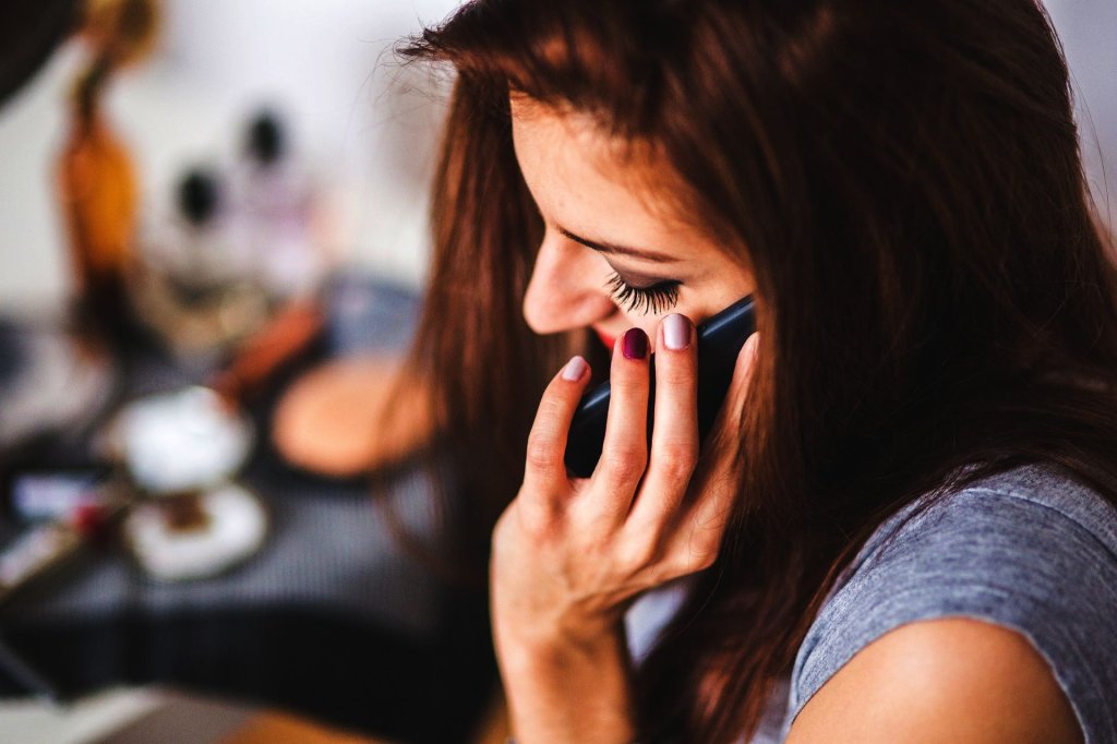 person-woman-hand-smartphone
