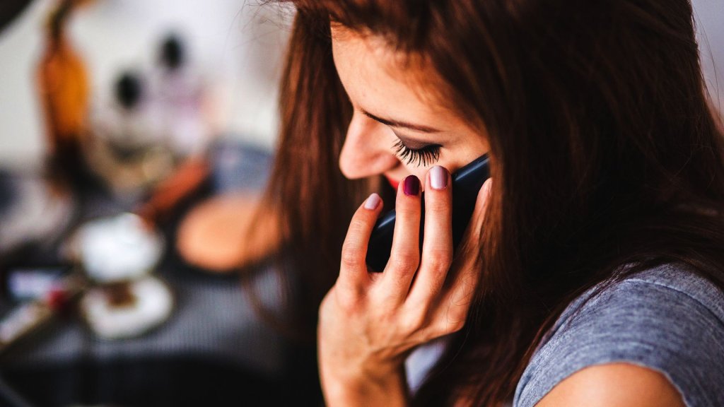 person-woman-hand-smartphone