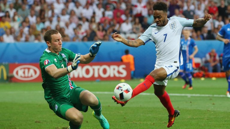 Започна от долните дивизии, спаси дузпа на Меси и победи Англия, а сега режисира полицейски екшън