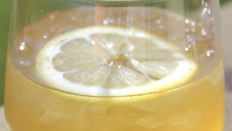 Кралеубиец
Сложете 30 мл бърбън и още толкова ликьор "Goldschlager". Прибавете 50 мл "Grand Marnier" или някакъв друг оранжев ликьор. Добавете и сока на половин лимон. Изсипете лед в ниска чаша. Прибавете всички съставки и разбъркайте добре. Гарнирайте с лимон.