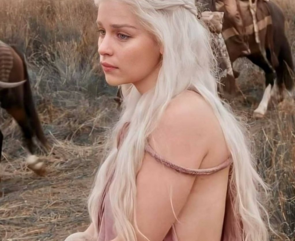 Денерис от "Game of Thrones"
Трудно е да посочим само един-единствен персонаж от сериал, който непрестанно прекаляваше със секса. И все пак при героинята на Емилия Кларк - Денерис - всички граници на приемливото са преминати буквално от епизод едно. Така, вместо зрителят да се фокусира върху сложния и противоречив характер и действия на героинята, той бива обстрелван с излишно натоварени с еротика сцени.
