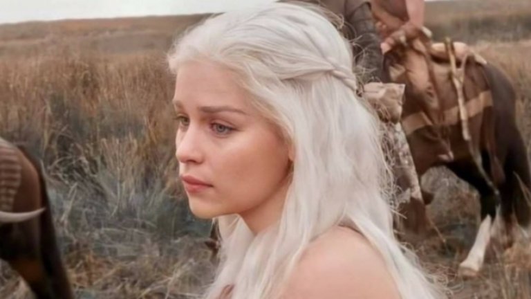 Денерис от "Game of Thrones" 
Трудно е да посочим само един-единствен персонаж от сериал, който непрестанно прекаляваше със секса. И все пак при героинята на Емилия Кларк - Денерис - всички граници на приемливото са преминати буквално от епизод едно. Така, вместо зрителят да се фокусира върху сложния и противоречив характер и действия на героинята, той бива обстрелван с излишно натоварени с еротика сцени.