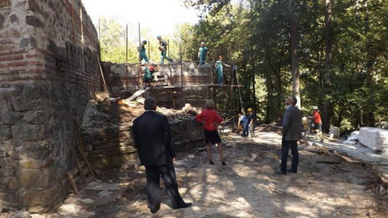 Чистят, рият и ръкостискат