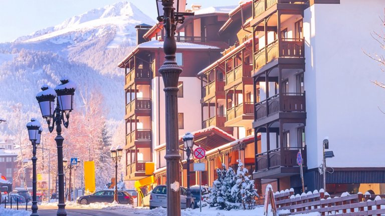 Банско може да се похвали и с история. На 2 километра югозападно от града, в местността "Шипотско", са открити останки от антична и средновековна църква, построена в края на IV или началото на V век, вероятно върху по-ранен тракийски строеж, а около нея е развит некропол с над 150 гроба. При избухването на Балканската война през 1912 г. пък над 100 смели доброволци от Банско се включват в Македоно-одринското опълчение.
Ако все още се чудите дали да се качите до тази част на Пирин, нашето мнение е категорично да. А към края на пролетта спокойно може да предприемете и други разходки из красивата ни планина. В следващите галерии ще ви дадем още идеи за такива.