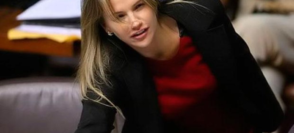 Лусияна Леон от Перуе дъщеря на известния политик Ромуло Леон Алегриа и бе провъзгласена за най-красивия политик в света от испанската преса