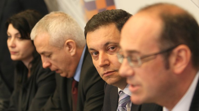 Ходът с подадените оставки от лидера на РЗС Яне Янев и заместника му Атанас Семов се коментира като искан вот на доверие от страна на партията... 