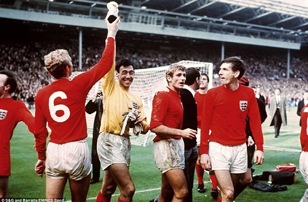 Тогава футболистите на "трите лъва" вдигнаха световната купа пред препълнените трибуни в Лондон за първи и единствен път в историята си, а следващата година ще се навършат 48 от триумфа. Германците плачат и до днес, но Англия имаше своите чисто футболни аргументи - Гордън Бенкс, Джеки и Боби Чарлтън, Боби Муур, Ноби Стайлс, Джеф Хърст, Роджър Хънт и останалите световни шампиони.