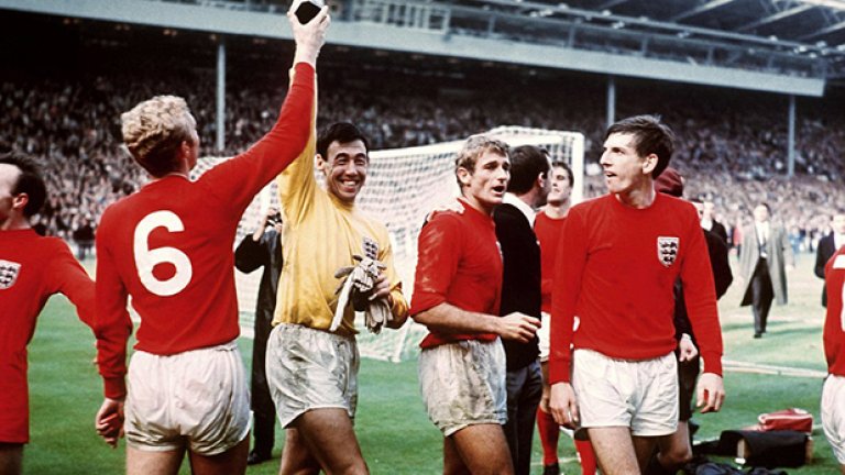 Лятото на 1966 винаги ще остане златно за феновете на Англия. "Трите лъва" победиха Германия с 4:2 на "Уембли" на финала на световното първенство. На снимката капитанът Боби Мур се опитва да достигне трофея, който е в ръката на вратаря Гордън Бенкс. Следващата година в Бразилия, Англия ще направи поредния си опит да стигне до втория си трофей след 48-годишно чакане. 
