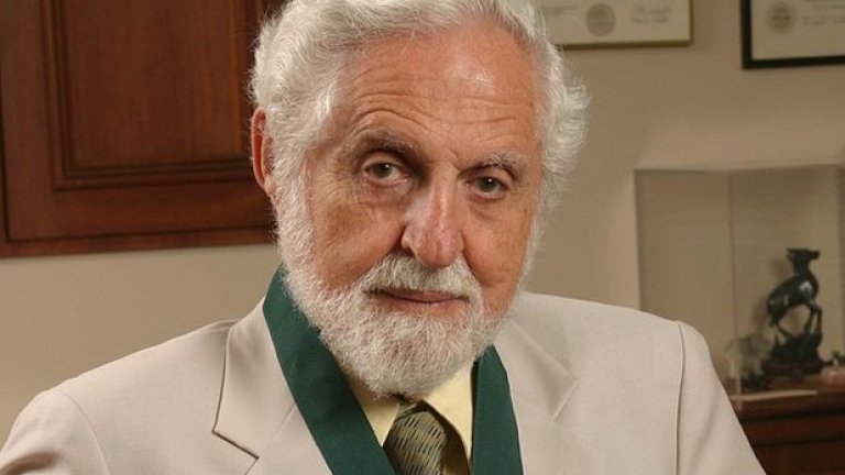 В България проф. Джераси е член на БАН и носител на почетното звание "Доктор хонорис кауза" на академията. Той е почетен доктор на близо 30 научни института по цял свят.
