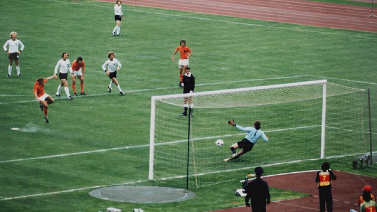 4. Германия - Холандия
Един мач далеч отвъд обикновения футболен сблъсък. Неприязънта е препратка към Втората световна война.


