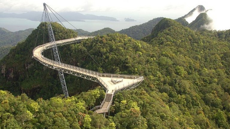  Лангкави 

Какво се случва, ако си умирате да се разходите из джунглата на Малайзия, но реално не ви се обикаля в дивата природа? Хеликоптер може да ви спусне на моста, който ви позволява разходка на втория по височина връх на остров Лангкави. Мостът е достъпен и с лифт. 

Завоите на съоръжението позволяват гледки от множество перспективи. Височината му е 660 метра над морското равнище. През 2012-а мостът е затворен за поддръжка и реконструкция и отваря отново през февруари 2015-а.