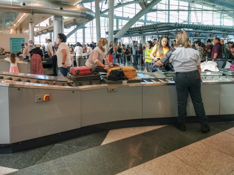 От 2006 г. проверките на летищата отнемат повече време заради затегнатите мерки за сигурност.
