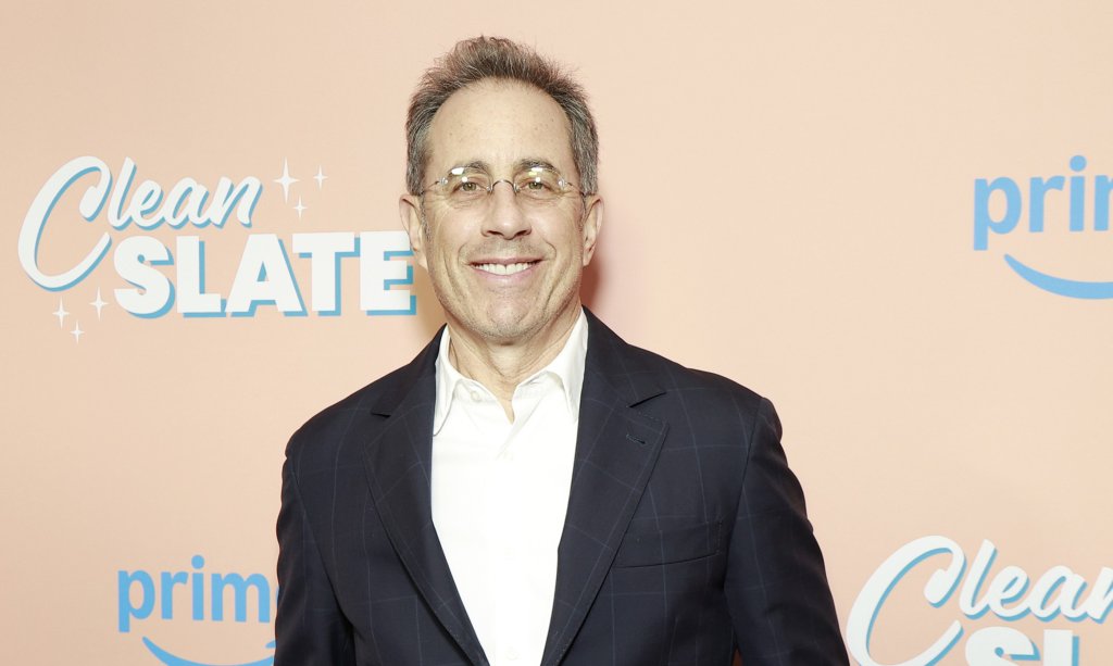 Джери Зайнфелд 
Официално Джери Зайнфелд е най-богатият стендъп комедиант в света, с натрупано богатство от 1,1 милиарда долара. През последната година звездата се облагодетелства от изключително изгодна сделка с Netflix, на които отстъпи правата върху емблематичния си ситком „Зайнфелд“ за период от пет години срещу баснословните 500 милиона долара.