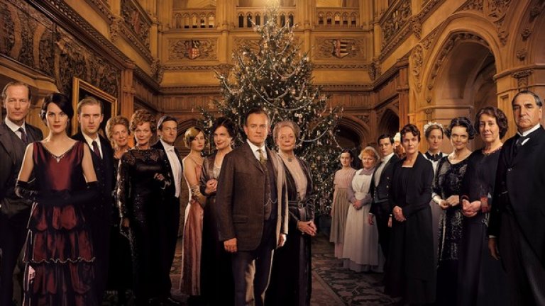 Downtown Abbey (Имението Даунтаун)
Не е случайно, че историята за богато аристократично семейство от Англия и тяхната борба да запазят статута и богатството си, вече пет сезона държи зрителите залепени за екраните. Сериалът толкова много прилича на брилянтния „Госфор парк”, че щеше да е странно, ако не бяха създадени от един и същ човек. 
С няколко загубени персонажа, доста промени и драматични обрати, британското шоу се завърна за своя пети сезон с нови тайни, нови любовни истории и нови интриги от януари.