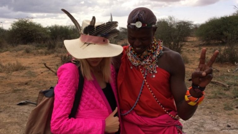Розовото е цвета на племето Покот в Кения - и имат почти същите маркови дрешки като Лена