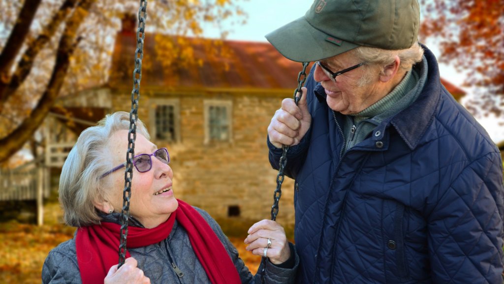 care-chain-couple-34761