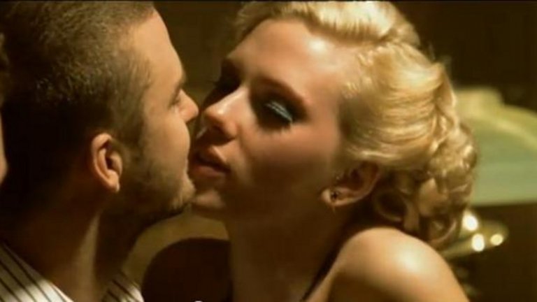 Скарлет Йохансон 
… е главната героиня в клипа на Джъстин Тимбърлейк към "What goes around…" . Видеото и текстът разказват история за любов, изневяра и възмездие, което на пръв поглед звучи клиширано. 
В действителност Скарлет е неотразима като изкусителка и прелюбодейка, а химията между нея и Тимбърлейк е толкова силна, че известно време се шумеше дали двамата не са двойка и в реалния живот. Добавяме мелодична песен и добра режисура.