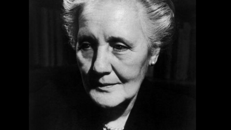 Мелани Клайн (1882-1960)
Австрийският психолог Мелани Клайн става известна в началото на 20 век с работата си върху психоанализата върху малки деца. Идеите на Клайн се базират върху презумпцията за терапевтичния ефект от детските игри. Тя смята, че играта предлага възможност на децата да дадат израз на преживяванията и чувствата си. Детската психоанализа на Клайн е една от най-големите школи в психологията.