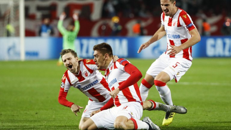 Милан Павков (в средата) стана герой с двата си гола