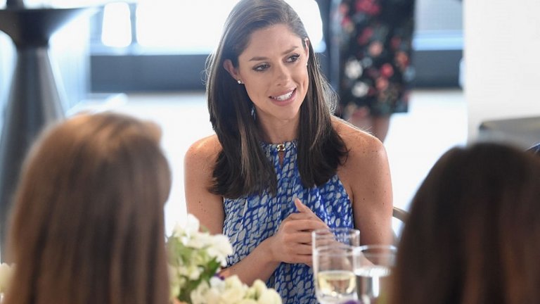 Американската журналистка Аби Хънтсман е ко-водещ на предаването The View по ABC, в което се обсъждат социално-политически и развлекателни новини. Тя напуска през януари тази година. Преди това работи за MSNBC, NBC News и Fox News Channel.