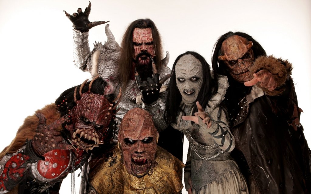 Lordi - I Dug A Hole In The Yard For You
За масовата аудитория творчеството на Lordi се изчерпва с предната песен, която за кратко ги превърна в любима група на Европа. Те обаче продължават да са активни и един от скорошните ни фаворити е това необичайно обяснение в любов: "Изкопах ти дупка в двора, за да не ми разбиеш сърцето".