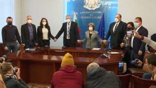 Не се ваксинират, защото не вярват. Няма на кого