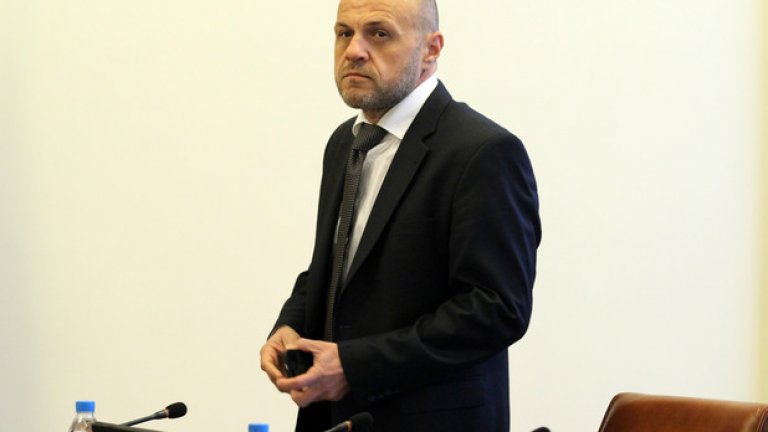 По думите на Томислав Дончев партията "не желае напрежение или война между институциите"