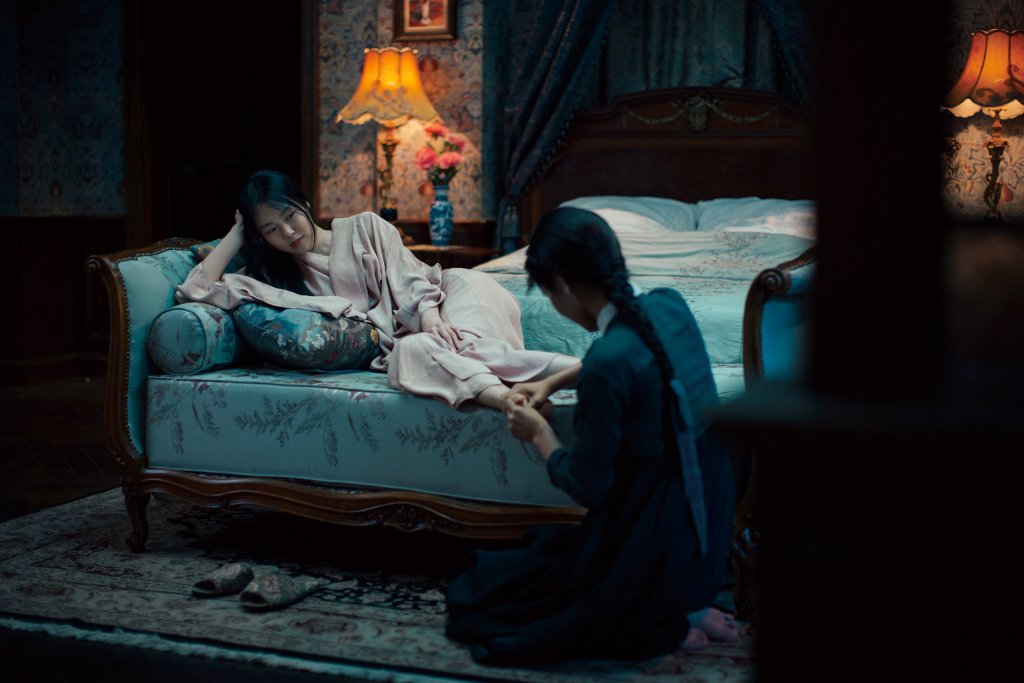 6. “The Handmaiden”  
(2016) 
Един от най-добрите филми за миналата година е вдъхновен от романа на Сара Уотърс \"Fingersmith\", който също е много горещ. 