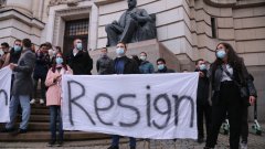 Студенти се събраха пред Софийския университет с искане за оставки