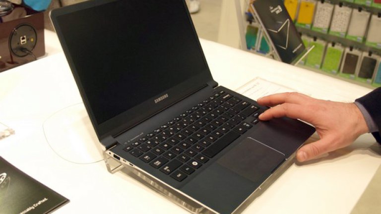 "По-малкият" Samsung Series 9 - 13". Субективно по-добра клавиатура, къс ход, закачлив клик на бутоните. Стъклен тачпад, от най-добрите.