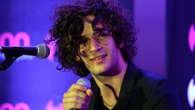 Мати Хийли и The 1975 предизвикаха скандал в страната
