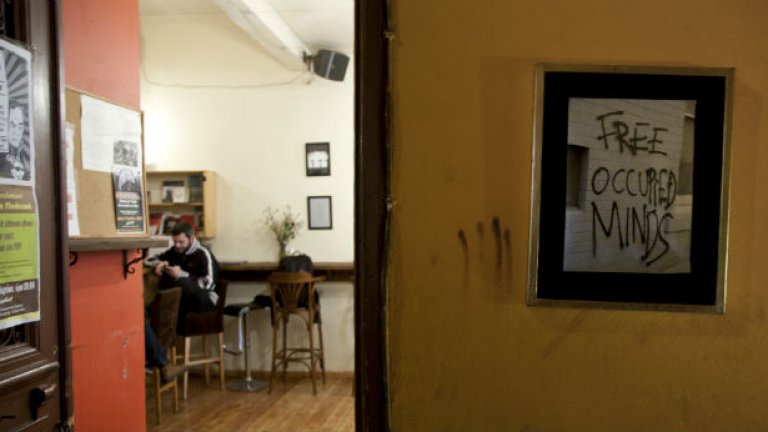 Социален Център „Носотрос“, чиято табела на входа ясно показва, че барикадата е срещу клишетата в съзнанието