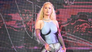 "Hotter Than Hell" ще съдържа както нецензурни снимки на певицата, така и песни, поезия и клипове