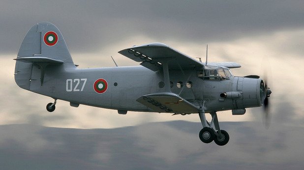 Бипланът Ан-2Т се ползва за спомагателни задачи, като хвърляне на парашутисти