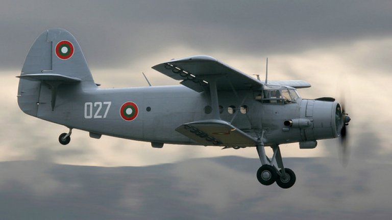 Бипланът Ан-2Т се ползва за спомагателни задачи, като хвърляне на парашутисти