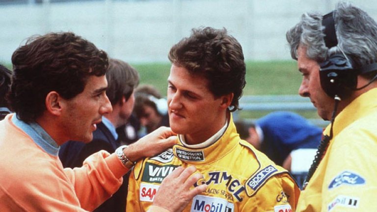 Съдбата реши на 20-ата годишнина от смъртта на вероятно най-харизматичния пилот в историята, най-успешнят такъв да се бори за живота си. На снимката Сена дава кураж на младия си конкурент Михаел Шумахер през 1993 г.
