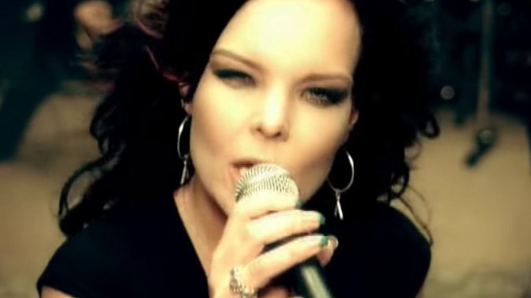 Nightwish (Анет Олсон) - Bye Bye Beautiful
Талантът на музикантите в Nightwish е неоспорим. Факт е обаче, че акцентът в бандата винаги е падал върху вокалистките. След Таря дойде Анет и макар някои фенове да не приеха добре промяната, за други гласът на шведката и новата посока в музиката на бандата бяха освежаващи.